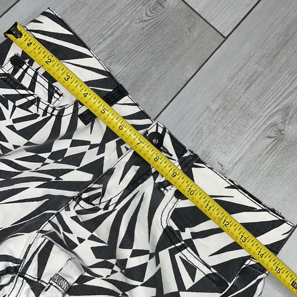 AI authentic icon black and white geometric funky retro pattern jean shorts 25 - Picture 4 of 10